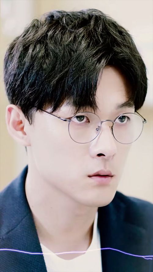 张雨剑戴眼镜真的好看,人间清醒哈哈哈